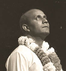 sri-chinmoy-stage-ottawa-2-04-sarama